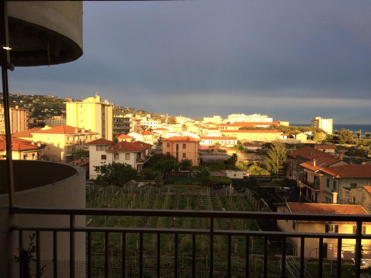 Appartamento - Terrazzo Vivibile Vista Mare, Wi-Fi Gratuito Vallecrosia Buitenkant foto