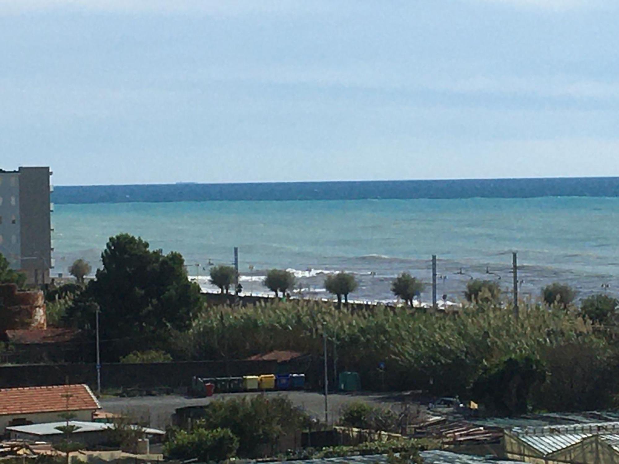 Appartamento - Terrazzo Vivibile Vista Mare, Wi-Fi Gratuito Vallecrosia Buitenkant foto