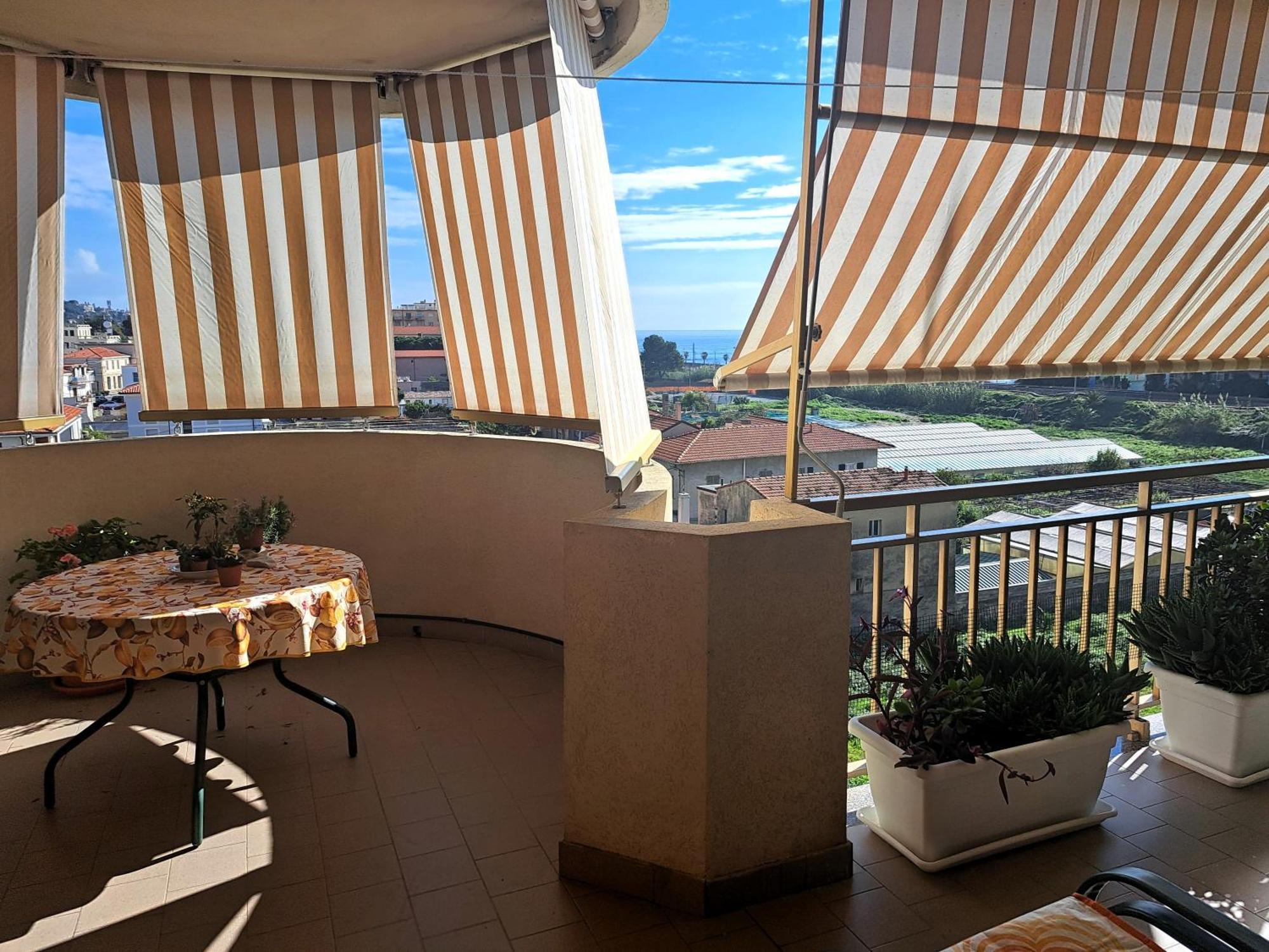 Appartamento - Terrazzo Vivibile Vista Mare, Wi-Fi Gratuito Vallecrosia Buitenkant foto