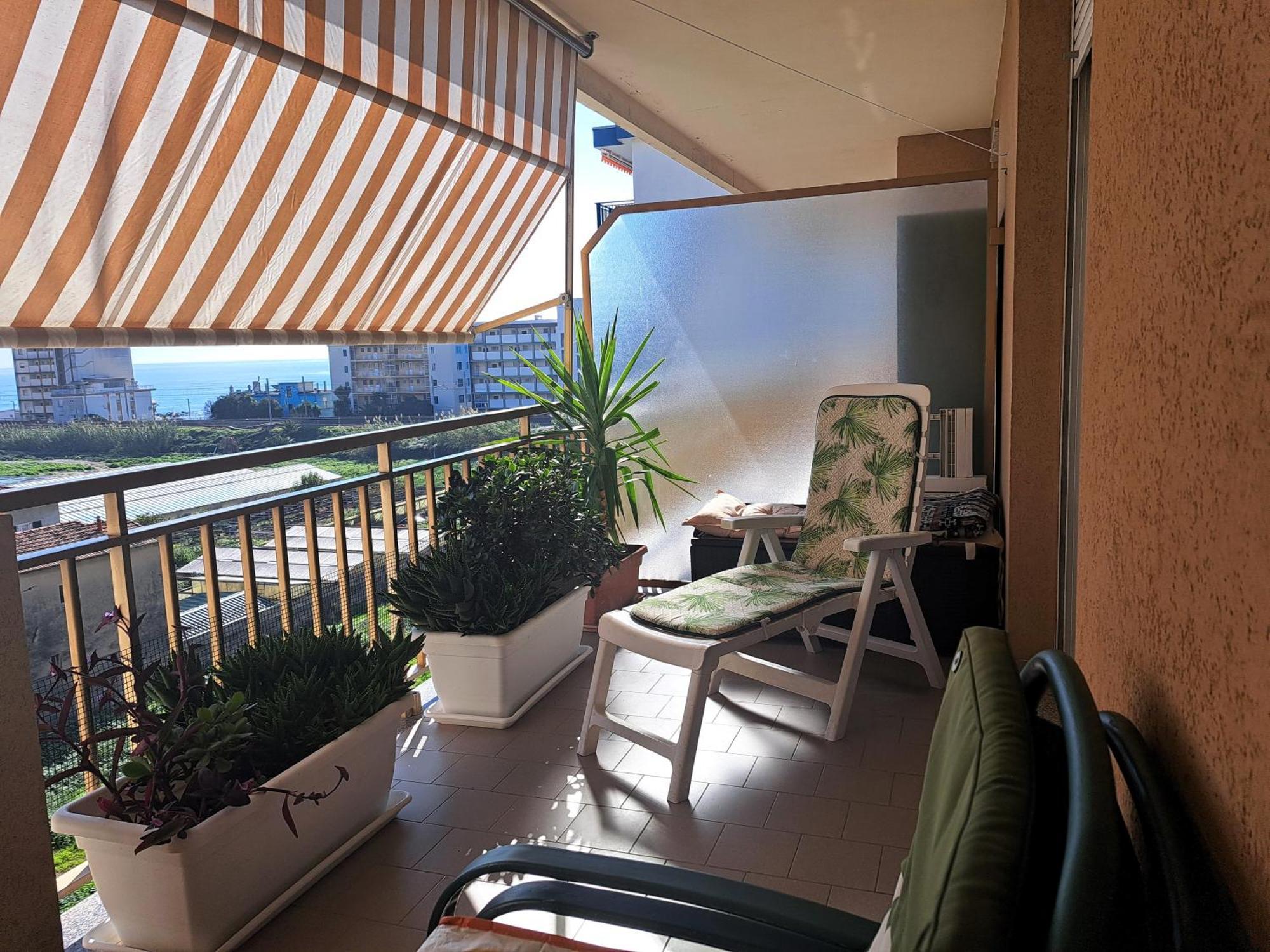 Appartamento - Terrazzo Vivibile Vista Mare, Wi-Fi Gratuito Vallecrosia Buitenkant foto