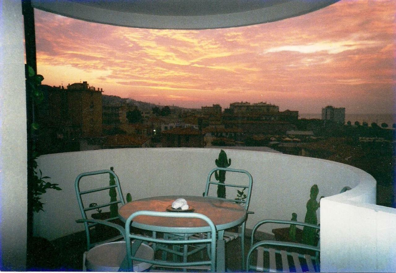 Appartamento - Terrazzo Vivibile Vista Mare, Wi-Fi Gratuito Vallecrosia Buitenkant foto